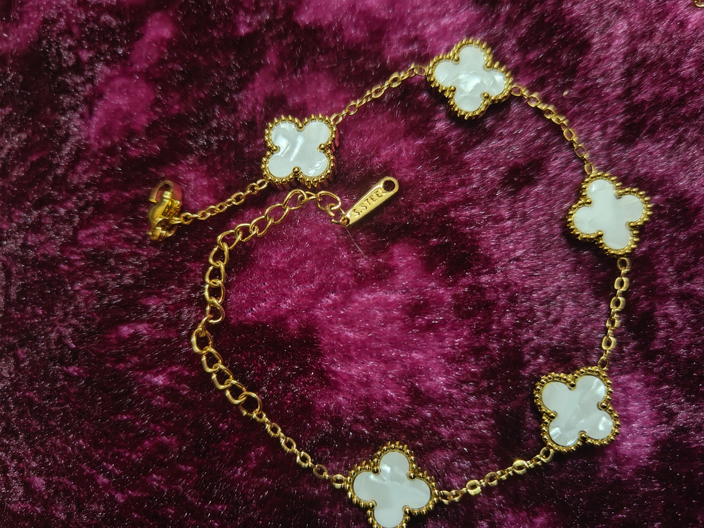 Beautiful and Classic Antitarnish stainless steel charms bracelet -Clover series